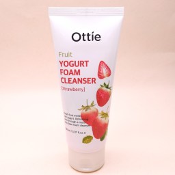 Йогуртовая клубничная пенка для умывания Ottie Fruits Yogurt Foam Cleanser Strawberry 150 мл